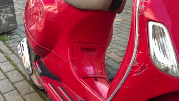 屋外の交通赤いスクーターで損傷 — ストック動画