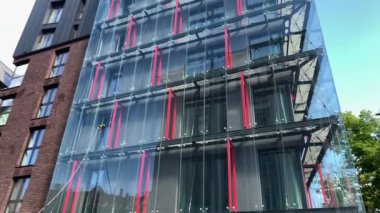 Anonim: Görünürde kimse olmadan modern cam yapıyı temizleme süreci
