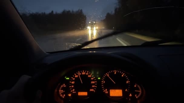 Valiente conductor sosteniendo el volante en la carretera durante una fuerte tormenta de lluvia a alta velocidad — Vídeos de Stock