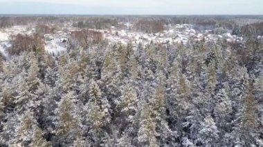 Açığa vuran çekim: Sabah havasında karla kaplı küçük bir köy