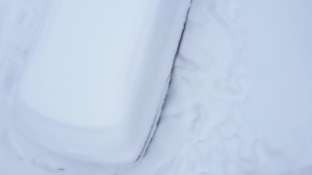 Auto pokryté sněhem, zaparkované ve sněhu — Stock video