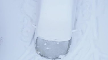 Kış sorunu: Karla kaplı araba karla kaplı