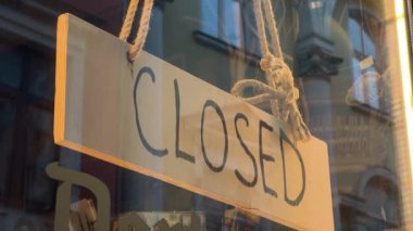 Küçük kafelerin cam kapısında ahşap kapaklı tabela