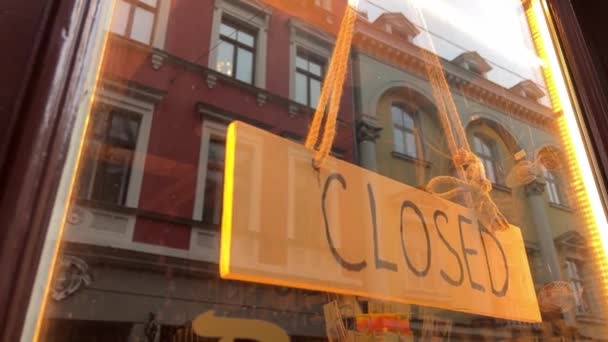 Yellow wooden Closed sign at small street cafes glass door — Stock Video