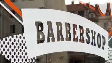 Penceresinde beyaz berber tabelası ve yansıması Avrupa şehir caddesi