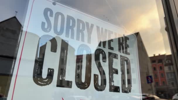 Zachód słońca widok na Przepraszam były zamknięte znak na małej ulicy kawiarnie szklane drzwi — Wideo stockowe