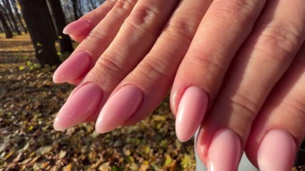 Vacker nygjord rosa gel nagel manikyr utomhus nära vy — Stockvideo