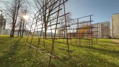 Eski Sovyet terk edilmiş metal oyun parkına modern şehirde dokunulmamış.