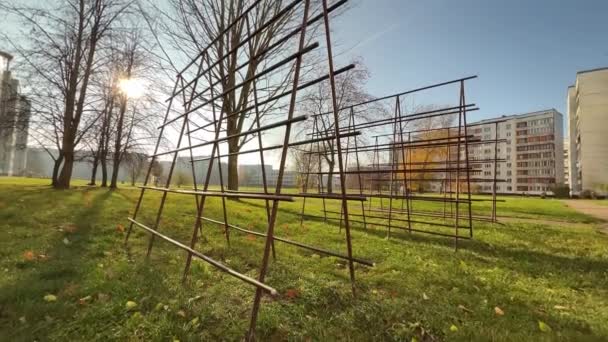 Oude sovjet verlaten metalen speeltuin onaangeroerd gelaten in de moderne stad — Stockvideo