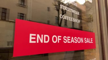 Hibrit mağazalarının vitrininde büyük kırmızı bayrak