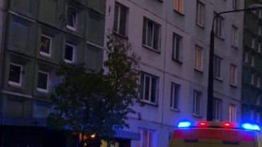 Mahallede mavi ışıklı siren düğümlü bir ambulans var.