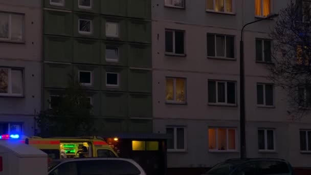 Läkare som arbetar i ambulans med blinkande siren nära huset — Stockvideo