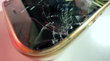 Pahalı modern akıllı telefondaki dev ekran çatlağı