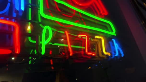 Красива піца неонова вивіска на вікні вночі — стокове відео