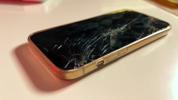 Gran smartphone destruido con pantalla rota — Vídeo de stock