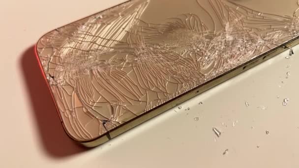 Разбитая задняя стеклянная панель дорогого современного смартфона — стоковое видео