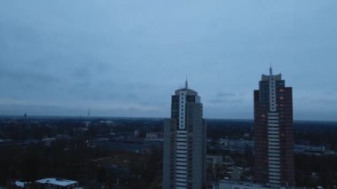 Gece şehir merkezine karşı iki gökdelen.