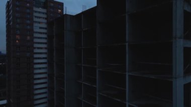 İki gökdelen, biri inşaat sahnesinde.