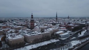 Karla kaplı eski Riga şehrine doğru uçan Vecriga