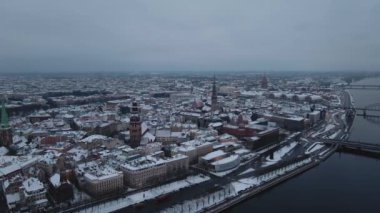 Riga Old City 'den kalkan Vecriga' ya kış uçuşu.