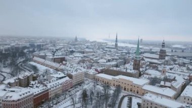Eski Riga şehrinin üzerinde Vecriga karla kaplı güzel bir uçuş.