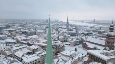 Eski şehir Riga 'nın kulelerinden birinde altın horoz - Vecriga karla kaplı