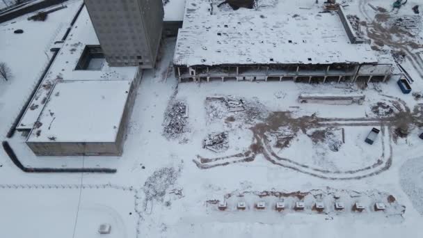 Старая строительная площадка с видом на зимний воздух — стоковое видео