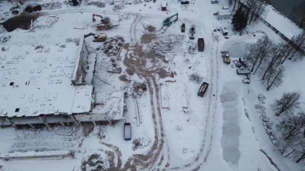 Antiguo sitio de construcción cubierto de nieve en invierno vista aérea — Vídeos de Stock