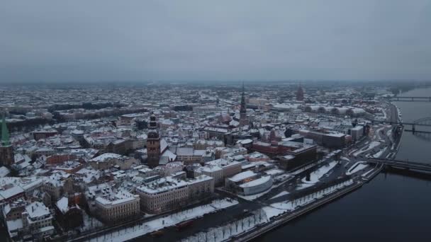 リガ旧市街からの航空冬のフライト- Vecrigaは雪に覆われて — ストック動画