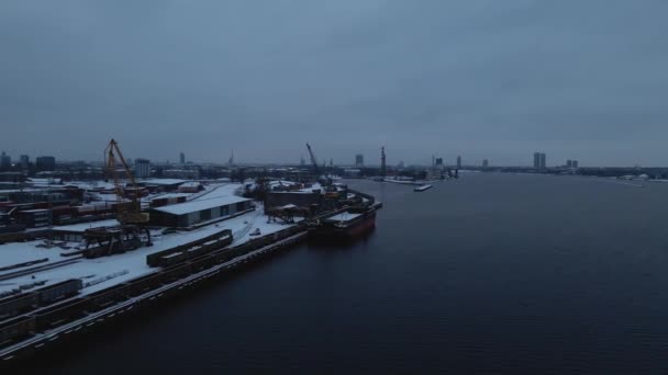Porto comercial da capital vista aérea do rio — Vídeo de Stock