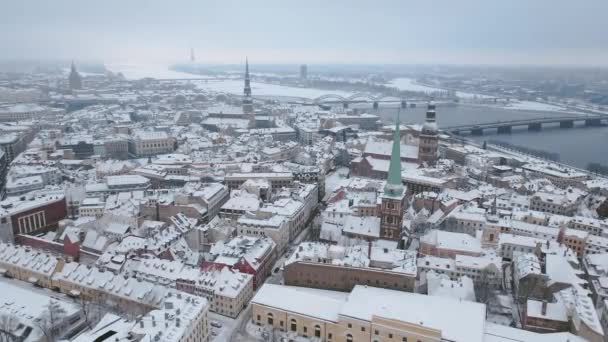 Increíble ciudad de destino de viaje de Riga cubierta de nieve. Vecriga aérea — Vídeo de stock