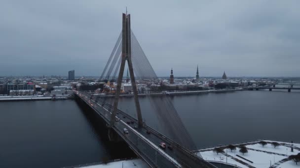 Vista aérea del puente de vansu con el tráfico de coches durante el invierno — Vídeo de stock