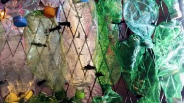 Kullanılan pek çok plastik şişeyi çöp ve atık farkındalığı olarak gösteren sanat eseri