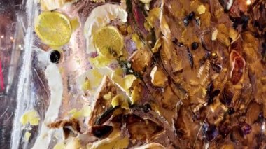 Yemek atıkları ve çöpler geceleri şehir caddesinde sergileniyor