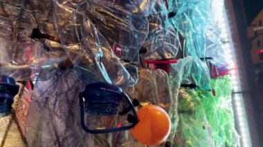 Geceleri içi boş plastik şişelerle dolu bir duvar.