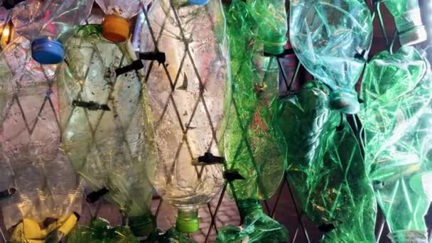 Objeto de arte que muestra muchas botellas de plástico usadas como basura y conciencia de residuos — Vídeos de Stock