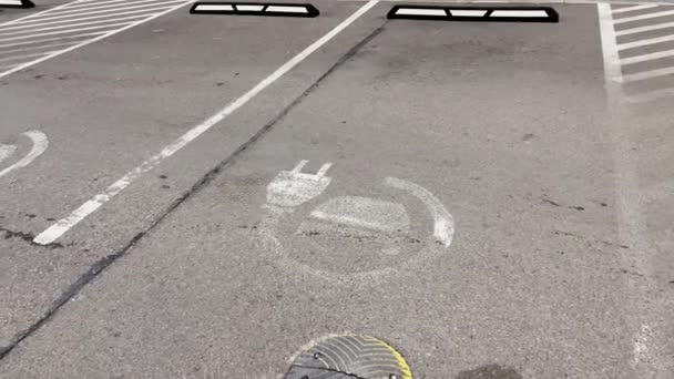 モール駐車場の多くの電気自動車充電標識 — ストック動画