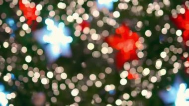 Kırmızı ve mavi renklerle bulanık noel süslemesi