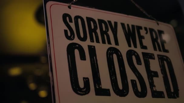 Sorry, wir sind geschlossen Schild am Fenster — Stockvideo