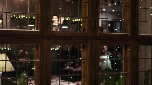 Прикрашене вікно ресторану під час хрещення або Нового року. — стокове відео