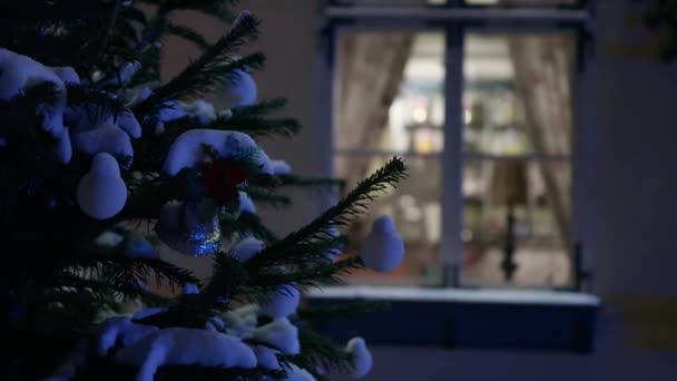 Julgran tänd i blinkande siren ljus av polisbil eller ambulans — Stockvideo