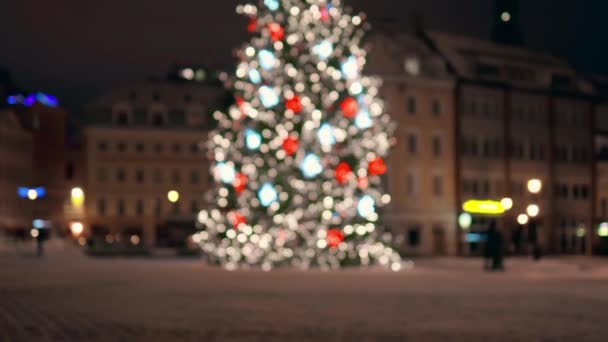 Turyści spacerujący w nowym roku w centrum placu w pobliżu dużych choinek — Wideo stockowe