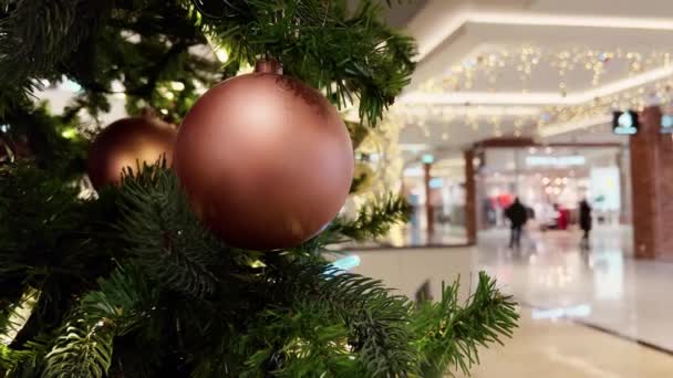 Nagy karácsonyfa labda az emberek vásárolnak a háttérben — Stock videók