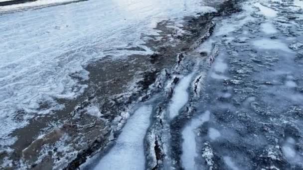 얼음 과 빙 하가 얼어붙은 해변 과바다를 굽어 보는 광경 — 비디오