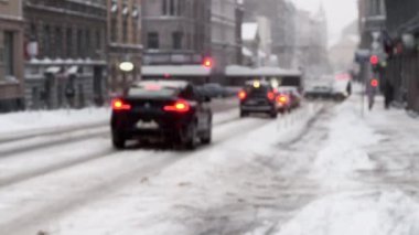 Kötü hava ve kar yağışında şehir merkezinde trafik sıkışıklığı