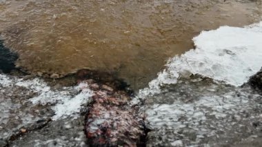 Donmuş buz nehri ilkbaharda eriyor. Buz saçağı suda hareket ediyor.