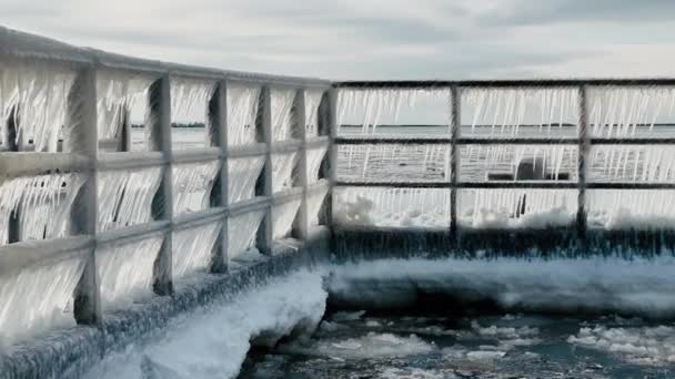 春天悬挂融化冰柱的金属护栏 — 图库视频影像