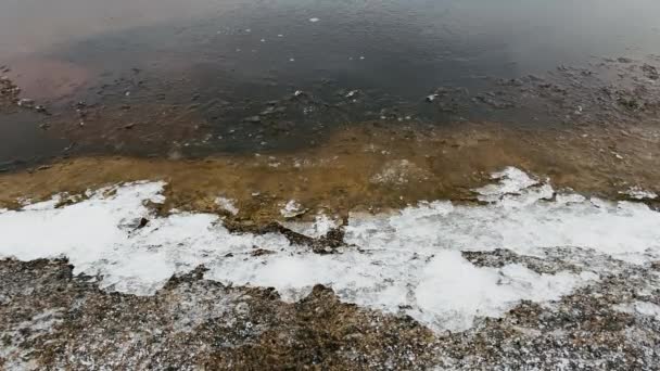 Красивые слои тающей ледяной воды весной — стоковое видео