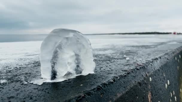 얼음으로 덮인 금속 연성 후크를 녹인 모습 — 비디오