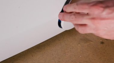 Erkek el kirli ve tıkanmış çamaşır makinesi pompa filtresini kaldırır